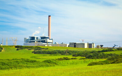 CO²-Leuchtturmprojekt: Industrieanlage in grüner Umgebung