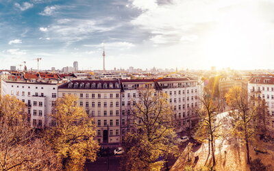 buntes Herbst-Berliner Stadtbild vom Turm der Zionskirche aus gesehen