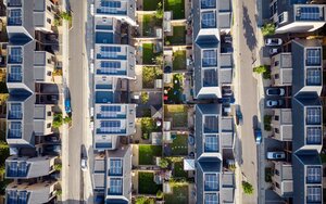 Draufsicht einer Reihenhaussiedelung mit Photovoltaik auf den Dächern
